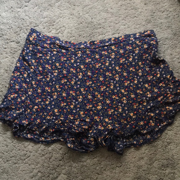 Flower Patterned Shorts - Picture 3 of 4